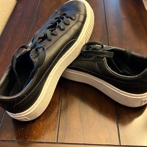 Women’s Puma Basket black/white leather sneakers, 7.5.